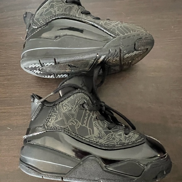 Nike Black Sneakers with Reflective Accents and Cushioned Sole - Picture 1 of 6